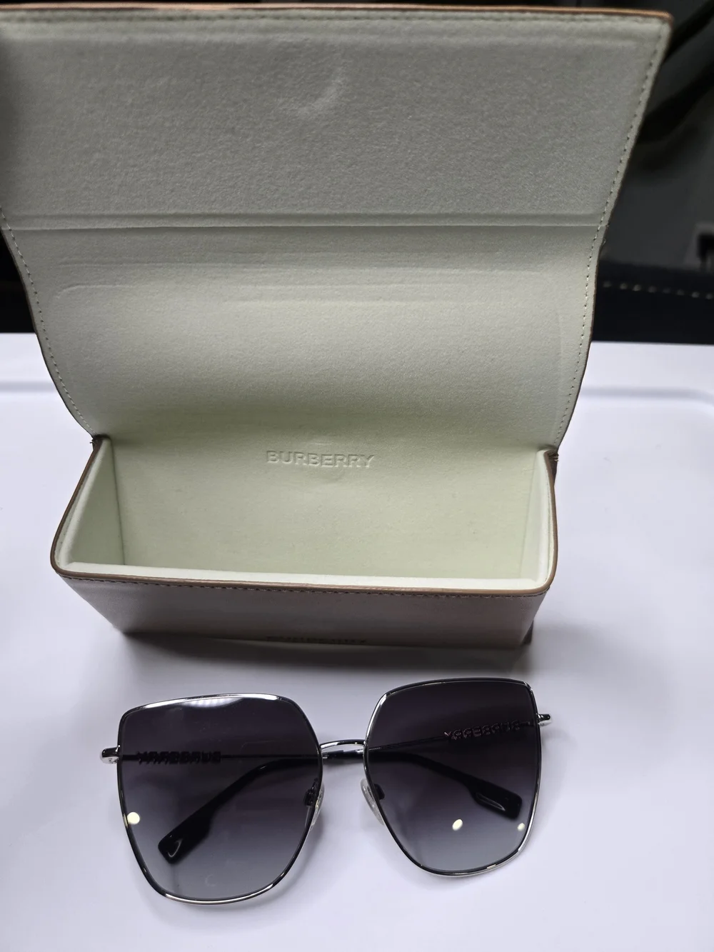Burberry stylish sunglasses